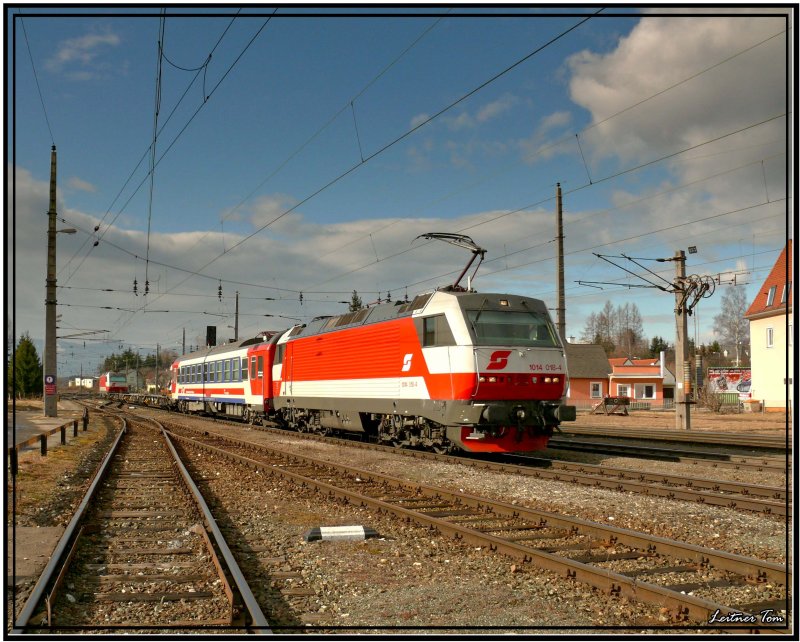 E-Loks 1014 012 + 018 fahren mit einem Messzug von Unzmarkt nach Knittelfeld
Zeltweg 31.1.2008
