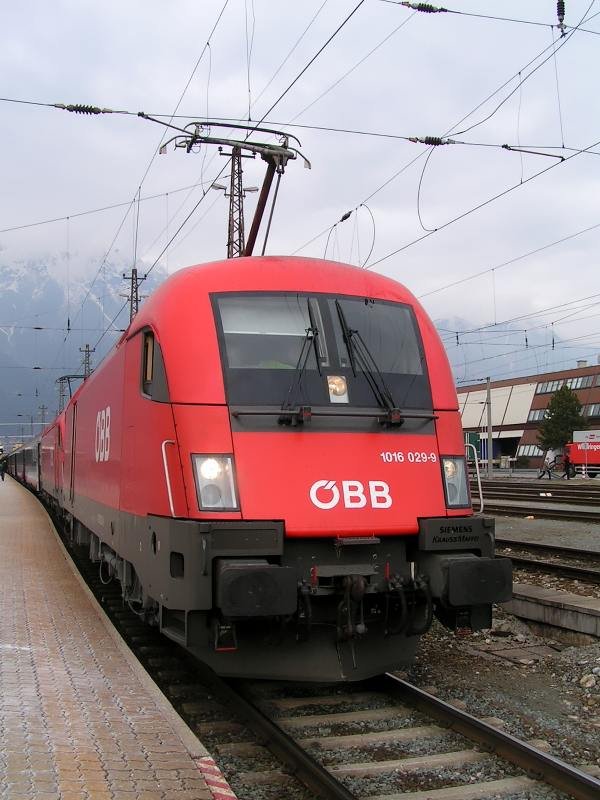 E-Loks 1016 029-9 und 1216 235-2 fahren mit ihrem Zug am 08.03.08 in den Hauptbahnhof von Innsbruck ein. Auf bahnvideo.eu kann man die sptere Abfahrt dieses Zuges anschauen.