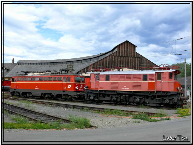 E-loks 1042 032 und 1245 525 stehen neben dem  Heizhaus in Knittelfeld 18.06.2007