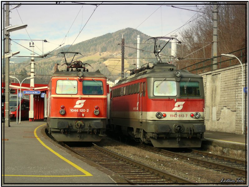 E-Loks 1044 120 und 1142 613 bei ihrem kurzen Aufenthalt im Bahnhof Bruck an der Mur.
9.2.2008