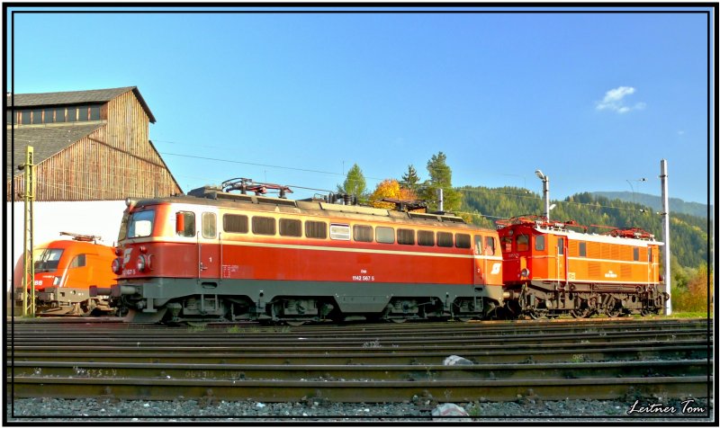 E-Loks 1142 567 und 1245 525 stehen beim Heizhaus in Knittelfeld.
11.10.2007