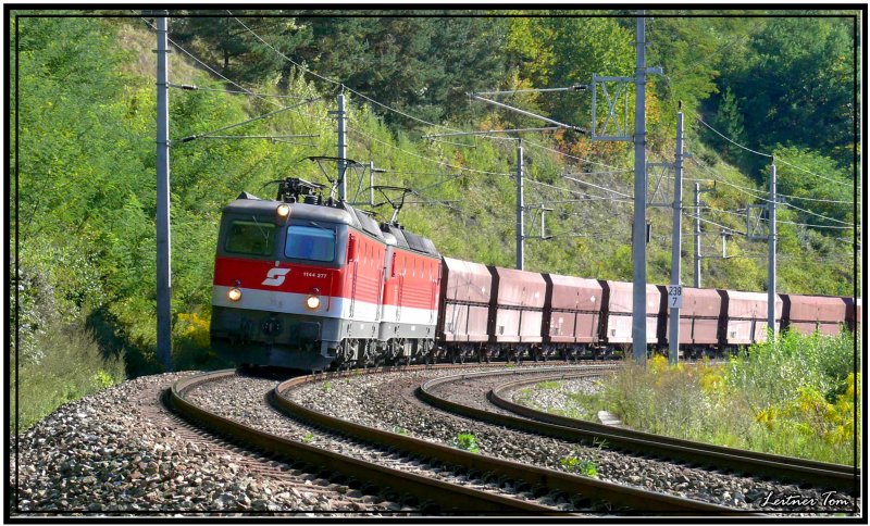 E-Loks 1144 272 + 277 ziehen einen langen Erzzug in Richtung Krnten.
Judenburg 2.9.2007