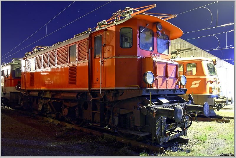 E-Loks 1245 525 + 1042 020 stehen am Stern im Knittelfelder Heizhaus.
9.11.2008
