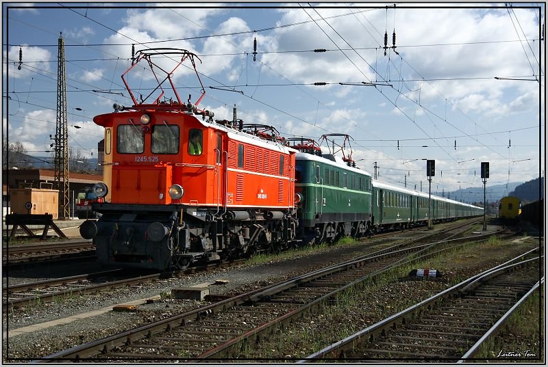 E-Loks 1245 525 und 1010.10 fahren mit einem Personenleerzug von Wien Sd nach Zeltweg.Morgen wird es zwei Dampfsonderfahrten geben wo diese beiden Loks nachschieben werden.
Knittelfeld 2.5.2008