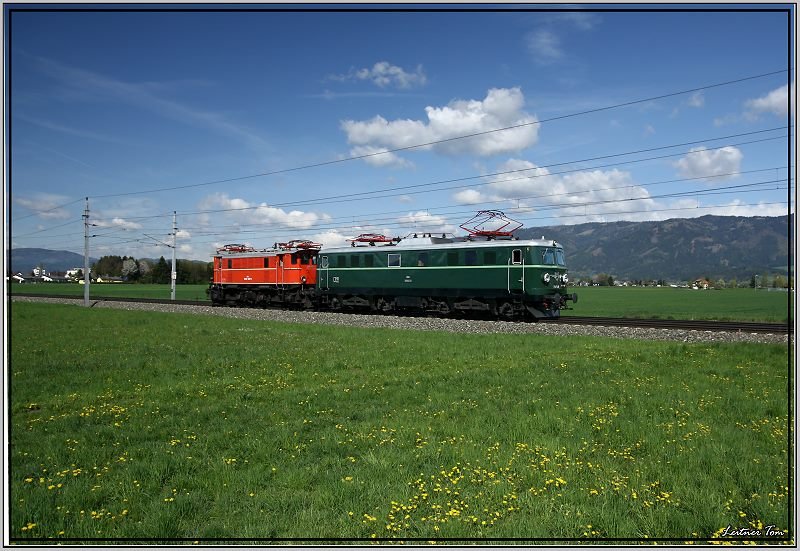 E-Loks 1245 525 und 1010.10 fahren als Lokzug von Zeltweg nach Knittelfeld.Morgen wird es zwei Dampfsonderfahrten geben wo diese beiden Loks nachschieben werden. 
Lind 2.5.2008