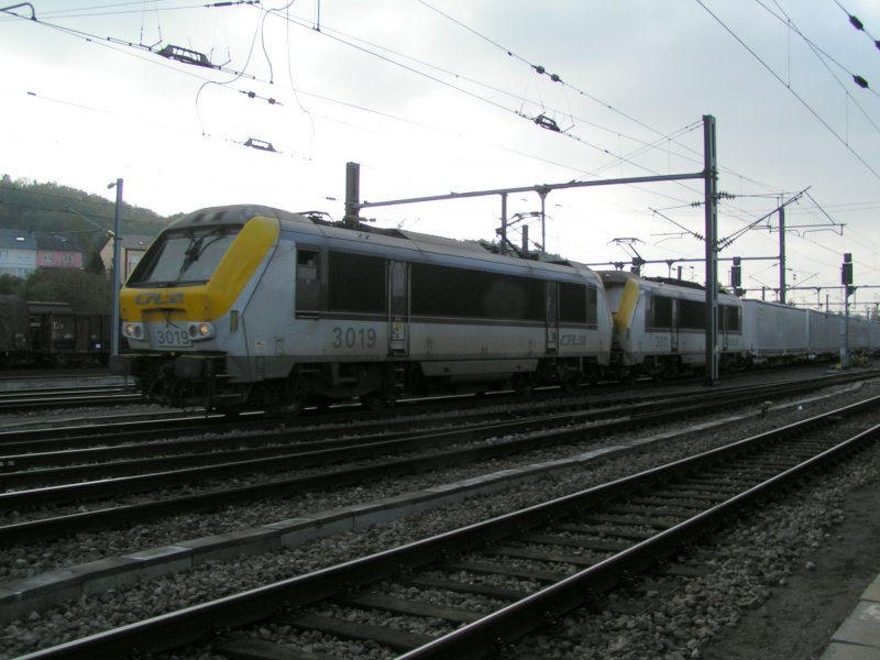 E-Loks 3019 & 3011 durchfahren mit einem Gterzug den Bahnhof von Ptange. 13.10.07