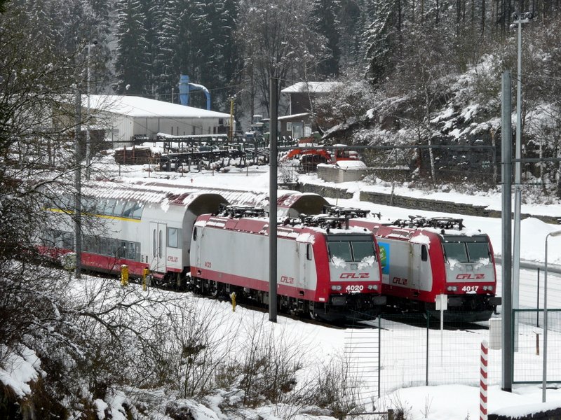 E-Loks 4020 und 4017 stehen im abgesperrten Bereich in der Nhe des Bahnhofs von Troisvierges am 22.03.08