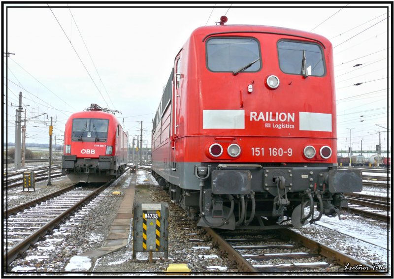 E-Loks Railion 151 160  und �BB Taurus 1116 256 stehen im Zentralverschiebebahnhof Kledering.
15.12.2007