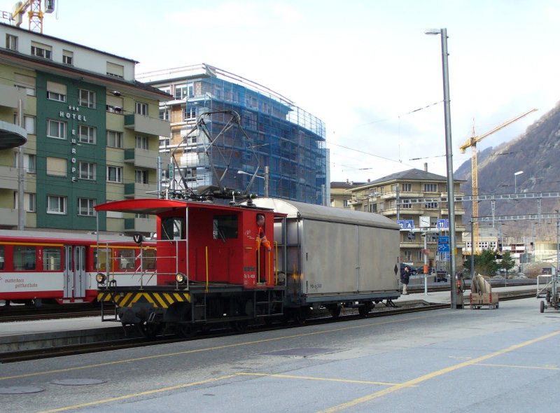 E-Rangierlok Tm 2/2 4926 mit Hbi-v 2481 im MGB Bahnhof von Brig bei Rangierarbeiten am 10.03.2007