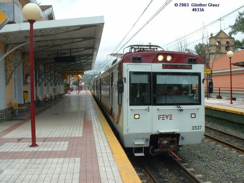 E-Triebzug 3537 am 09.05.2003 in der Endstation Punte San Miguel. Diese Strecke fhrt von Santander in Richtung Westen. Die Bahnhfe und Fahrzeuge dieser Bahn machen einen recht gepflegten Eibdruck, wie man auf diesen Bild sieht.