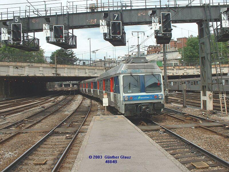 E-Triebzug 414 Transilien verlt am 11.05.2003 den Bahnhof Paris St.Lazare.