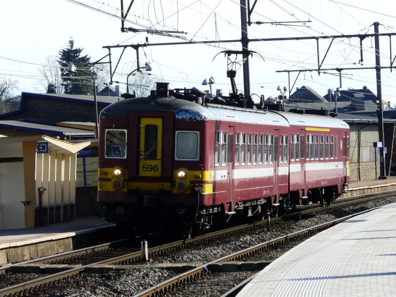E-Triebzug 596 bei der Abfahrt aus dem Bahnhof von Libramont in Richtung Namur am 10.02.08.