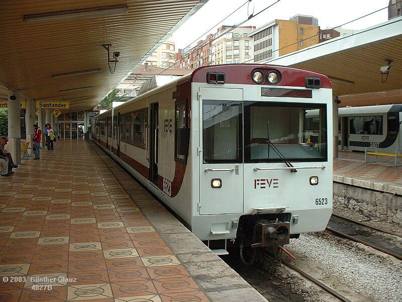 E-Triebzug 6523 am 09.05.2003 in Santander. Die ZEVE ist eine Bahngesellschaft an der Atlantik-Nordkste von Bilbao bis El Ferrol bei La Coruna und von Bilbao bis Leon mit Seitenverzweigungen. Das Streckennetz umfast 1250 km, davon 340 km elektifiziert. Spurweite etwa ein Meter, genau Angaben habe ich nicht gefunden.