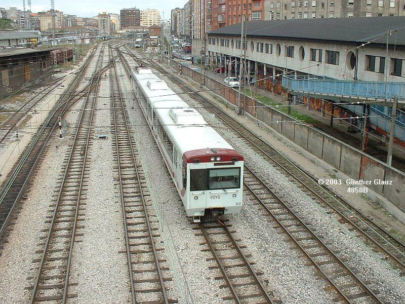 E-Triebzug 6527 am 09.05.2003 zwischen den Stationen Santander und Valdecilla. Im Hintergrund der Kopfbahnhof Santander.
