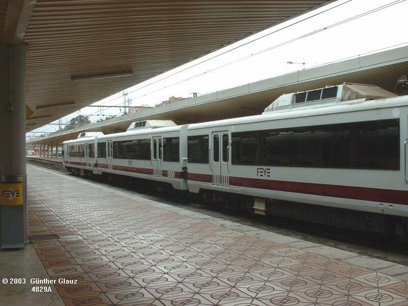 E-Triebzug 6558 am 09.05.2003 im Bahnhof Santander. Mit diesen Triebzgen erfolgt der Nahverkehr in die Umgebung im 30 bzw. 60 Minuten-Takt.