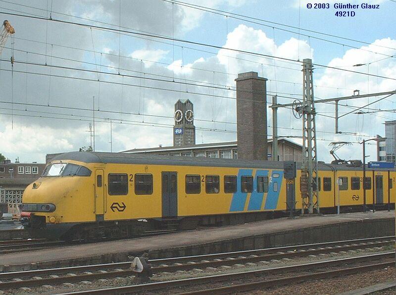 E-Triebzug Plan V am 13.05.2003 im Bahnhof Arnhem.