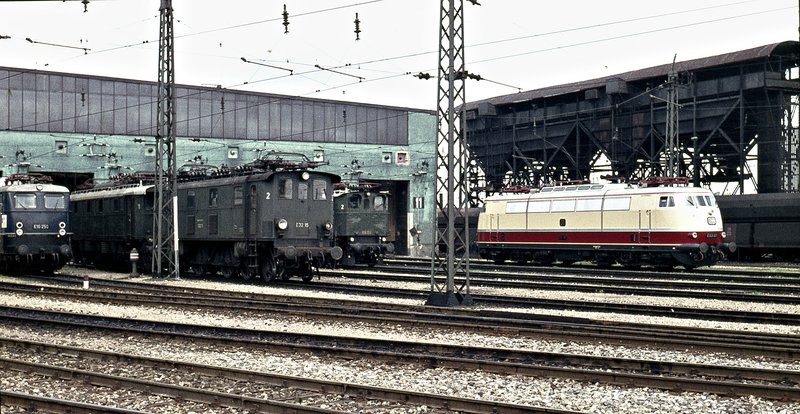 E03 001 + E16 03 - E32 15 + E75 - E10 250 Bw München 1 - Bahnbilder.de