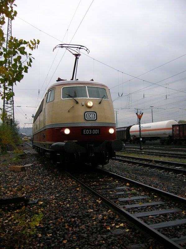E03 001 am Morgen des 11.11.2006. Die lezten Minuten in denen E03 001 ihren Pantografen an die Fahrleitung legen darf. Wenige Minuten sp�ter wurde sie abger�stet und vom DB-Museum-Koblenz abgeholt. 