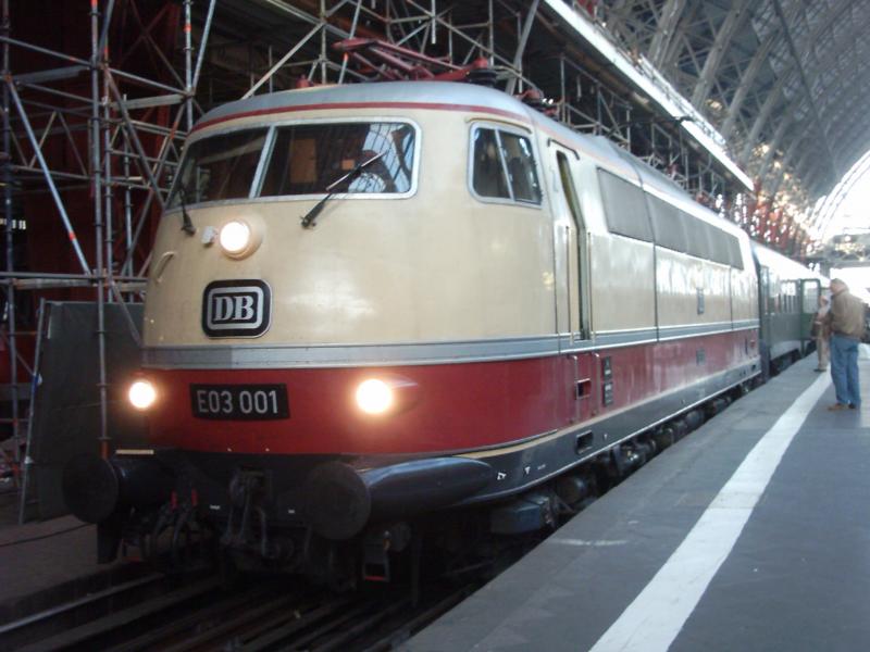 E03 001 hatte den Sonderzug nach Bad D�rkheim in den Hbf Frankfurt(M) gebracht, damit Baureihe 52 4867 �bernehmen konnte am 23.04.2005.