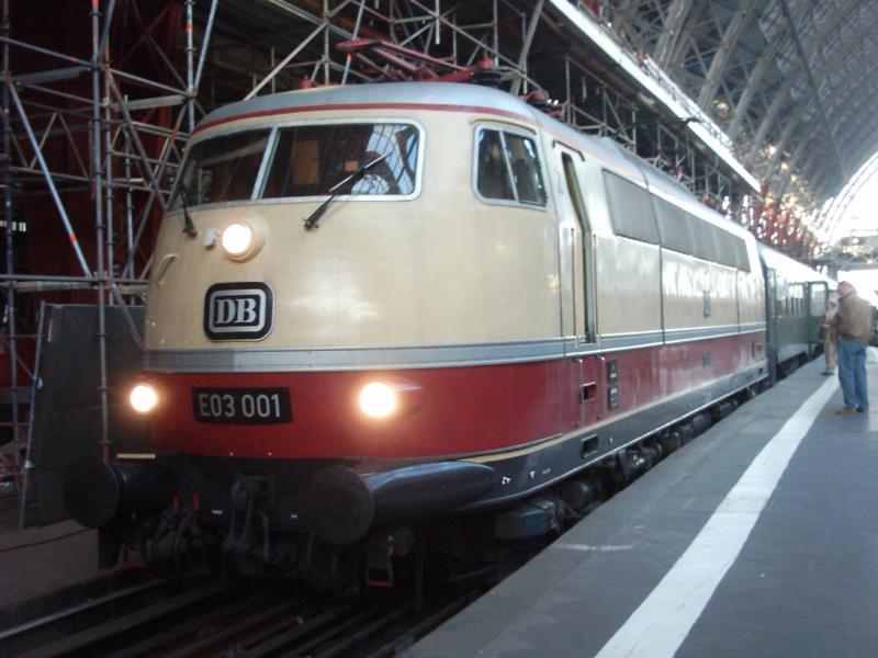 E03 001 hatte den Sonderzug nach Bad Drkheim in den Hbf Frankfurt(M) gebracht, damit Baureihe 52 4867 bernehmen konnte am 23.04.2005.