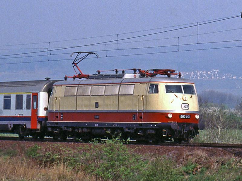 E03 001 mit dem Sonderzug  Semper-Oper-Nostalgieexpress 
(TEE 91645 EMST - DH) am 14.4.2005 bei Bingen.