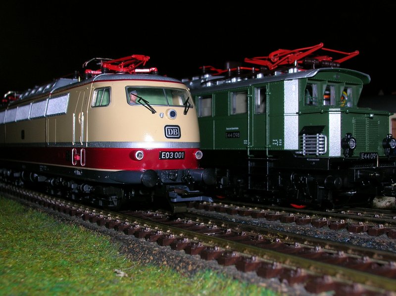 E03 001 neben E44 098 im mastab 1:87. Die E03 von Roco und die E44 von Trix.
