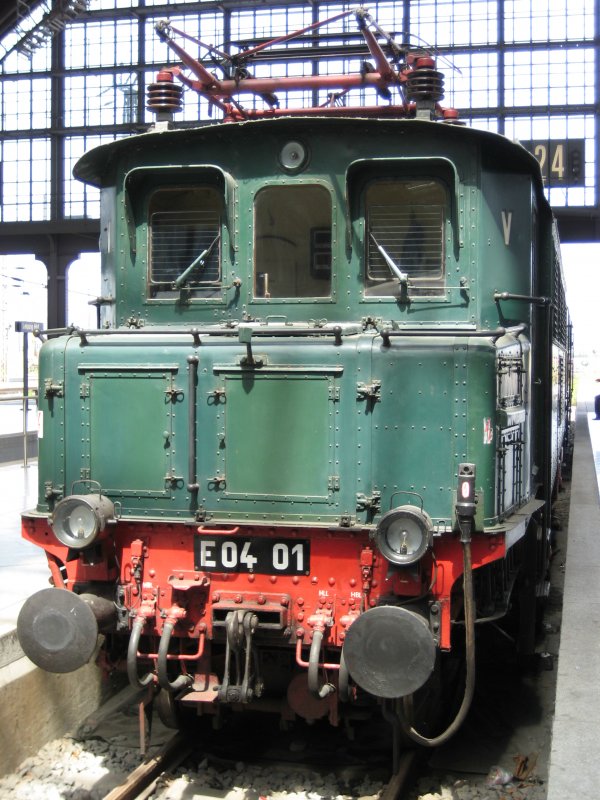 E04 01 auf dem Leipziger Hauptbahnhof.