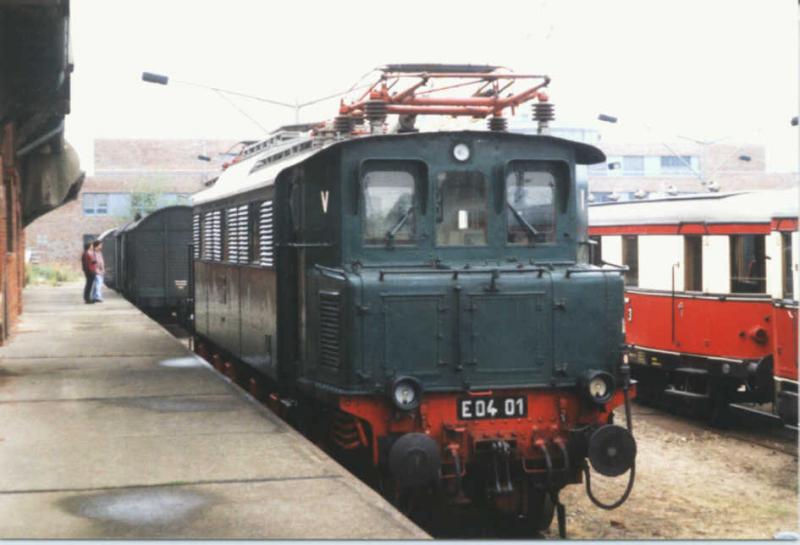 E04 01 auf einer Eisenbahnausstellung im Mai 1998 in Wismar.

<a href= http://www.bahnbilder.de/kauf  target= _blank ><img src= http://www.bahnbilder.de/counter/counter_new.php?key=25864851  alt= Bahnbilder.de  title= bahnbilder.de  border= 0 ></a>