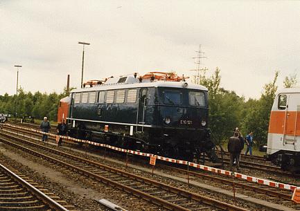 E10 121 bei einer Ausstellung im Bahnhof Remscheid-Lennep. 