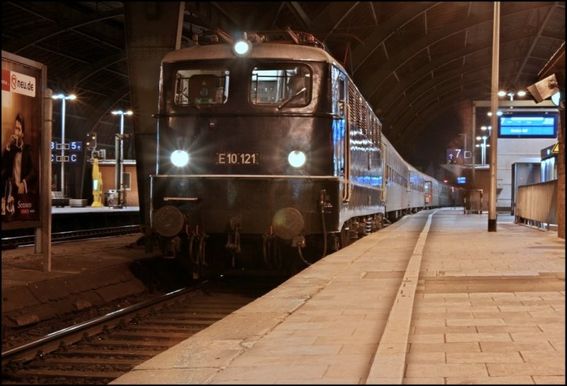 E10 121 ist mit dem D 91325  Matjesexpress  von Kln nach Emden, in Hagen eingefahren. (15.12.07)