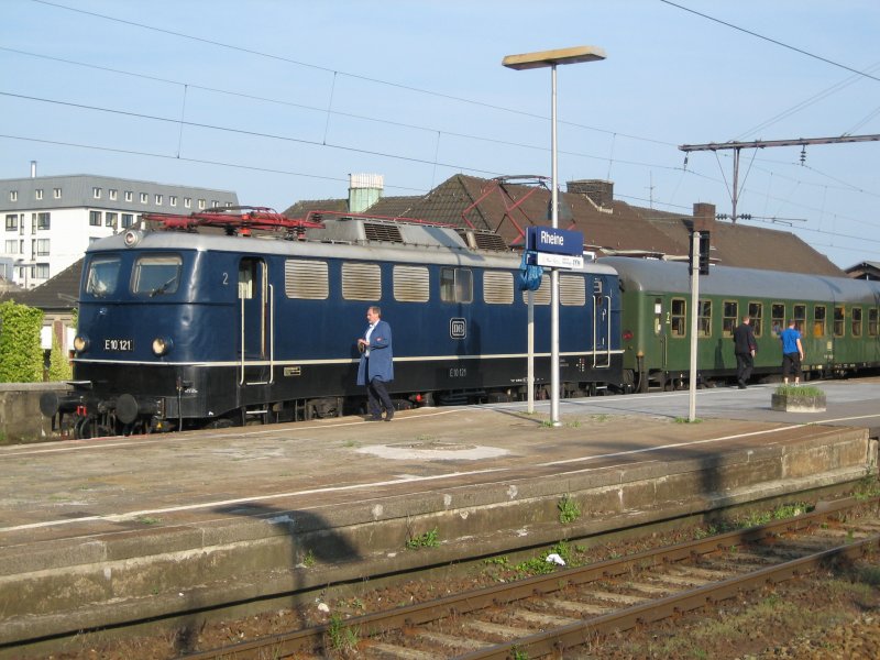 E10 121 in Rheine. Sonderzugleistungen wurden mit E10 oder E03 gefahren. In Rheine machte der Zug Kopf und fuhr zur Reinigung und Abstellung wieder zur�ck nach M�nster(Westf)Hbf.