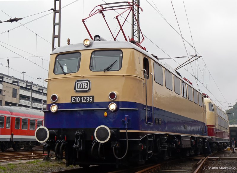 E10 1239 mit 103 226-7 im Schlepp , aufgenommen beim Lokschuppenfest in Siegen am 8.8.09