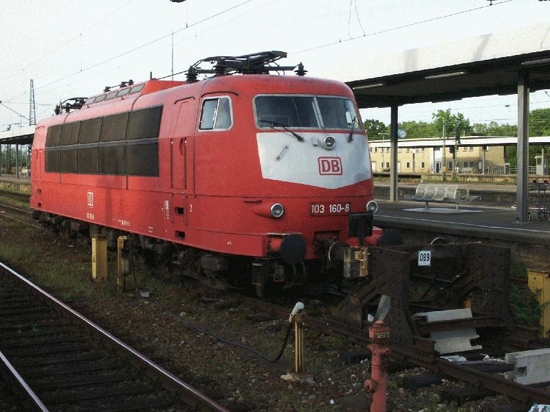 E103 160-8 am 24.5.02 in Stuttgart Hbf; leichte Beschdigung ber dem Scheinwerfer rechts