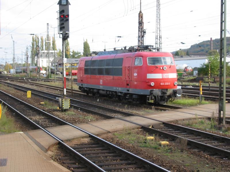 E103-233 am 23.10.2004 abgestellt in Trier Hbf