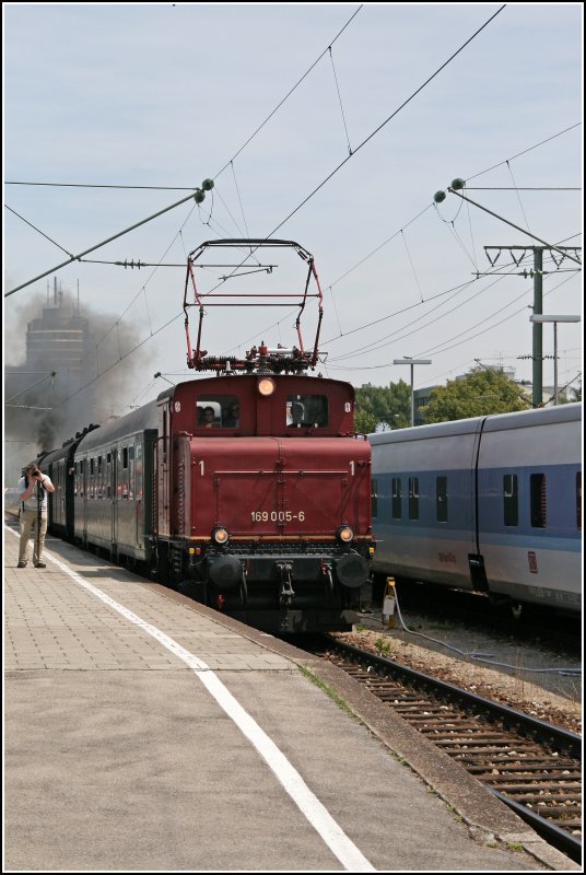 E169 005 fhrt zum Hauptbahnhof Mnchen. Aufgenommen am 01.07.2007 in Mnchen Ost.