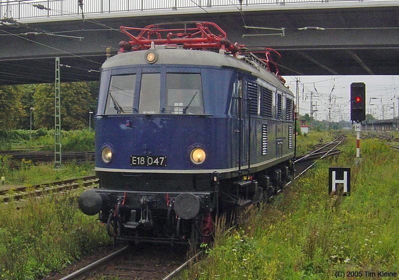 E18 047 durchfhrt am 15.08.2005 Dessau Hbf.