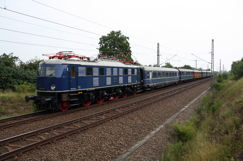 E18 047 mit ihrem, aus Wagen des blauen Enzian und ehemaligen DR-Wagen bestehenden, Sonderzug am Morgen des 04.07.2009 in Hhe Landsberg. 