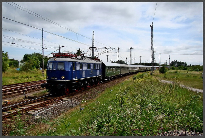 E18 047 mit Sonderzug -37994- unterwegs nach Ralswieck -Fp Stralsund Srg am 27.06.09