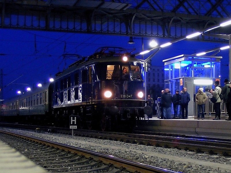 E18 047 steht am 21.3.2009 abfahrbereit mit ihrem DPE 37998 nach Hannover im Dresdener Hauptbahnhof.*brigens mein 100. Bild auf Bahnbilder.de*
