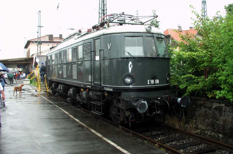 E18 08 am 21-8-2005 in Murnau beim Bahnhofsfest anlsslich 100 Jahre elektrische Eisenbahn