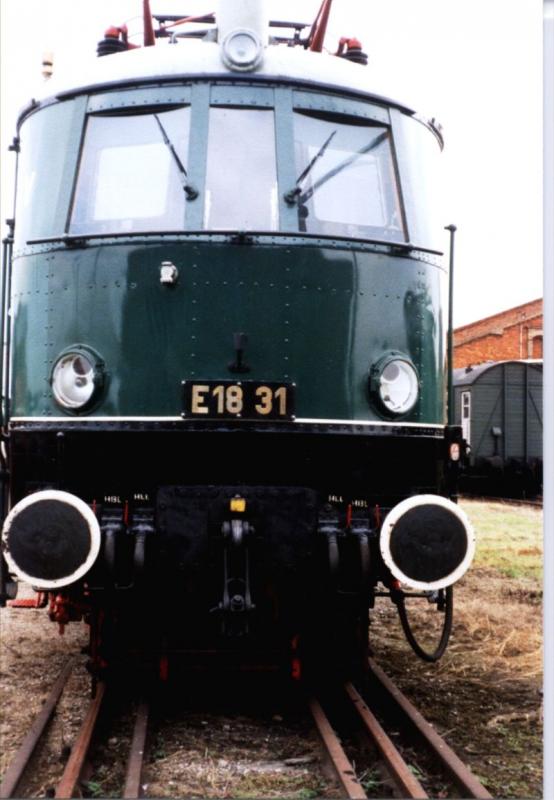 E18 31 im Juli 1998 auf einer Lokausstellung in Wismar.

<a href= http://www.bahnbilder.de/kauf  target= _blank ><img src= http://www.bahnbilder.de/counter/counter_new.php?key=208379662  alt= Bahnbilder.de  title= bahnbilder.de  border= 0 ></a>
