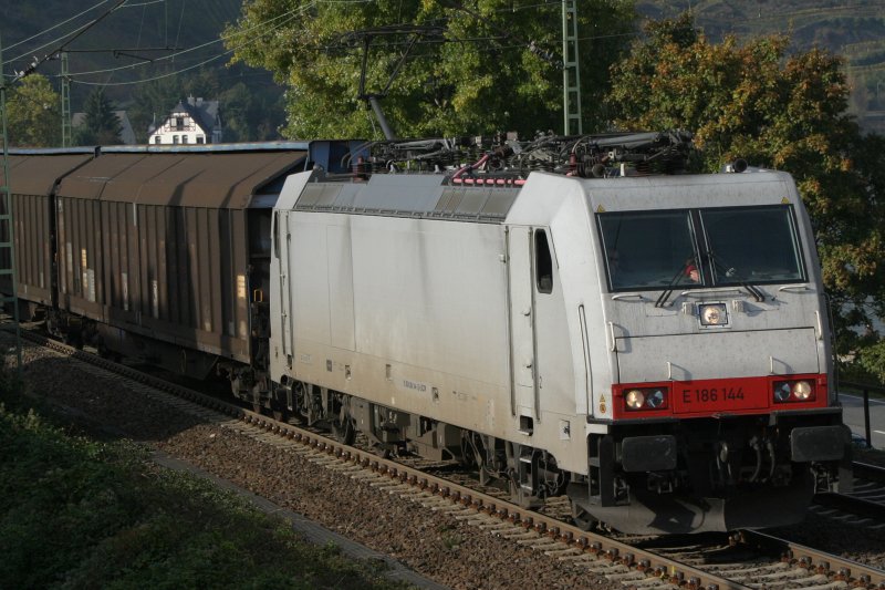 E186 144 (Im Einsatz fr Locon)durchfhrt am 21.10.09 Oberwesel