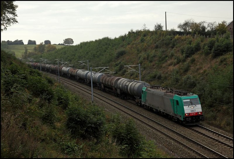E186 199 (2807) ist mit einem Kesselwagenzug bei Gemmenich in Richtung Aachen unterwegs und wird gleich die  Marienkferbrcke  durchfahren. Unter der Brstung der Brcke hat sich ein Schwarm von Marienkfern eingenisstet....

