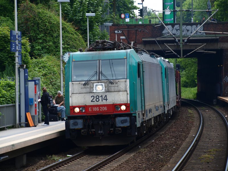 E186 206 zieht eine Schwesterlok und einen G�terzug durch die Haltestelle Aachen Schanz nach Aachen West