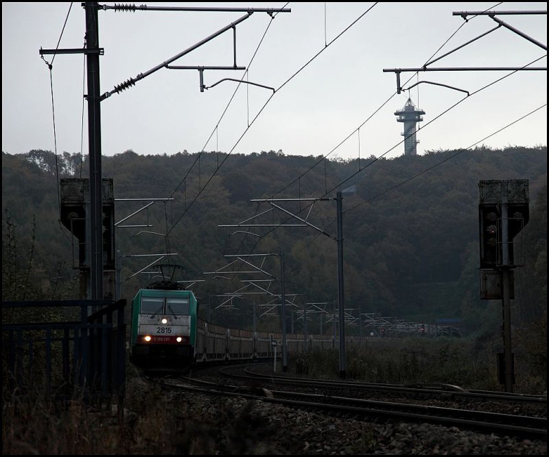 E186 207 (2815) hat mit ihrem Autoleerzug seit einigen 100 Metern das Streckennetz der Belgischen Staatsbahn erreicht und rollt nun talwrts in Richtung Montzen. (22.10.2009)