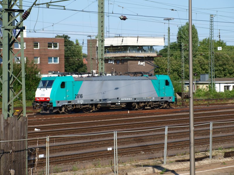 E186 208 rangiert vor dem Stellwerk in Aachen West.