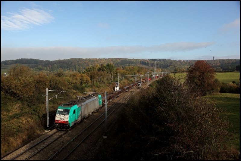 E186 216 (2824) ist mit einem Stahlzug,47544(?) Bremen - Genk, bei Gemmenich in Richtung Montzen unterwegs. 