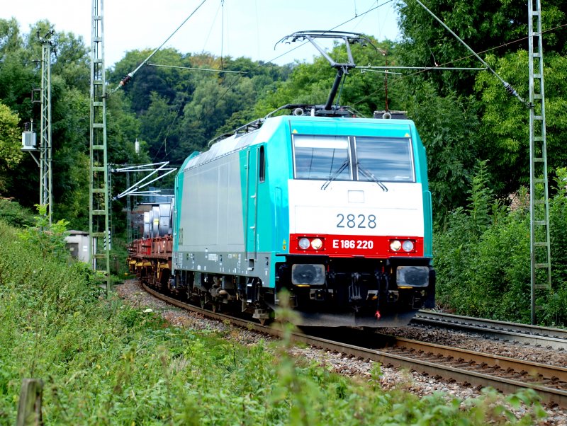 E186 220 mit einem Zug Stahlblechrollen kurz hinter dem Gemmenicher Tunnel auf dem Weg nach Aachen West