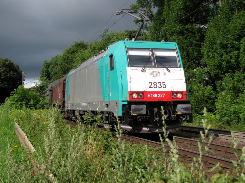 E186 227 lsst sich von ihrem Gterzug nach Aachen vom Gemmenicher Tunnel hinab schieben und dies am 24.07.