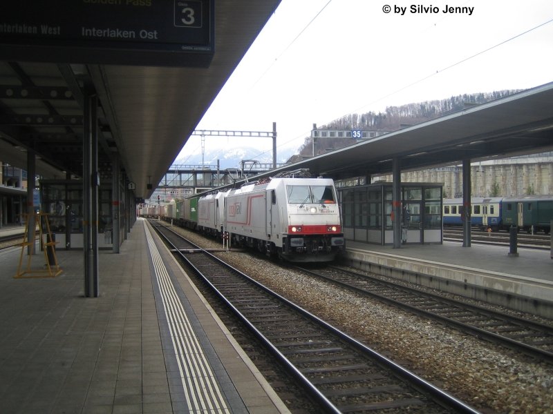 E186 903 und 902 am 23.4.08 bei der Durchfahrt in Spiez